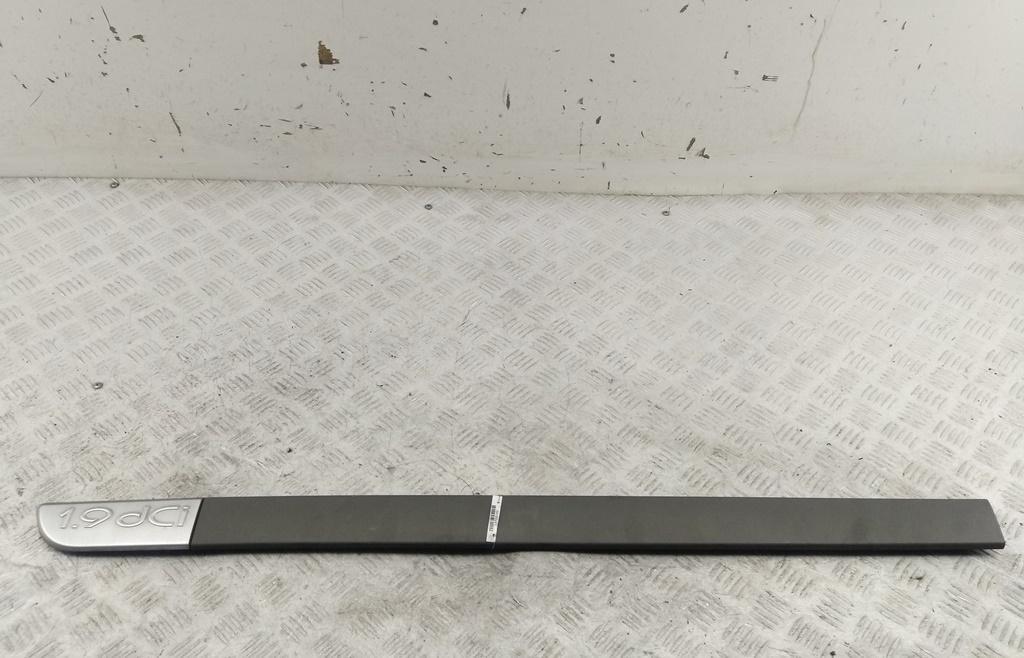 Молдинг двери передней левой