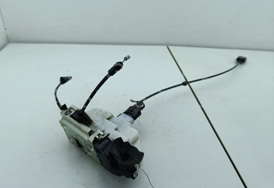 Замок двери передней левой