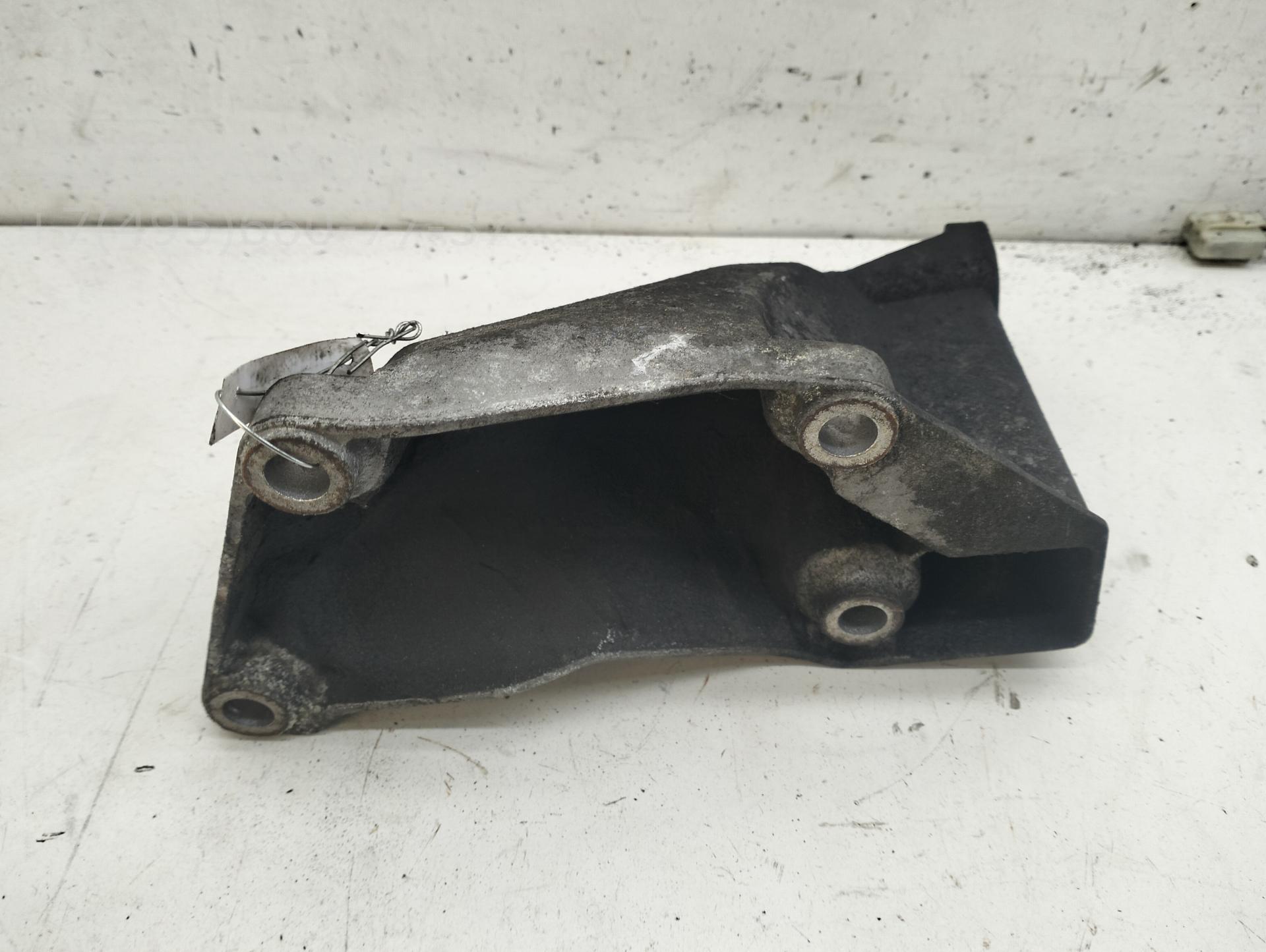 Кронштейн двигателя левый