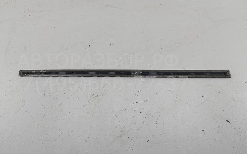 Молдинг двери передней левой