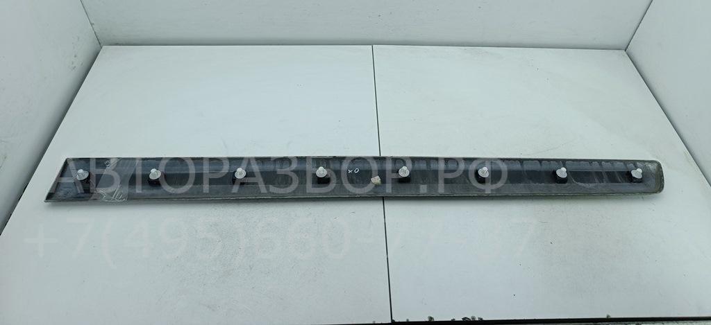 Молдинг двери передней левой